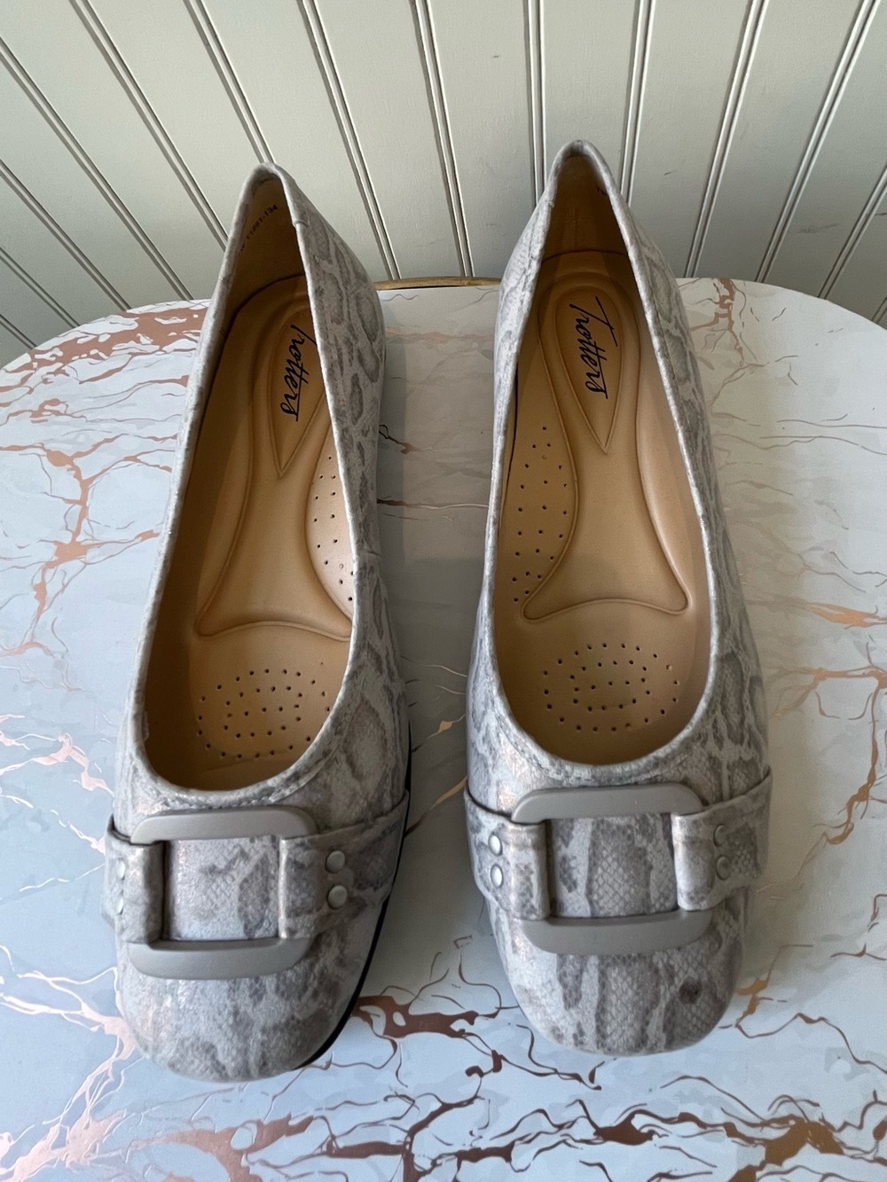 TROTTERS SIZZLE SIGNATURE LEATHER BUCKLE BALLET FLAT | PEWTER | 7W | NWOT